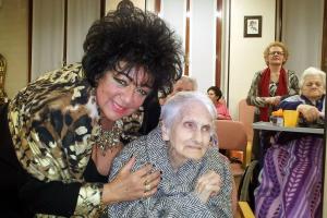 La sosia di Liz Taylor con una delle anziane ospiti